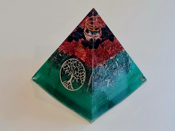 Orgonite pyramide tourmaline rose verte arbre de vie